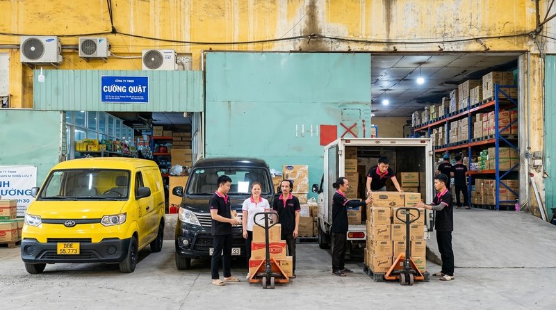 Đội xe tải và xe van giao hàng sỉ bốc xếp nguyên liệu trước Kho 727 Âu Cơ