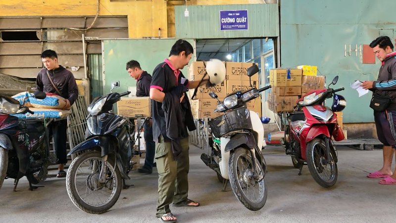 Hoạt động điều phối giao hàng nhanh trước cổng Kho 727 Âu Cơ