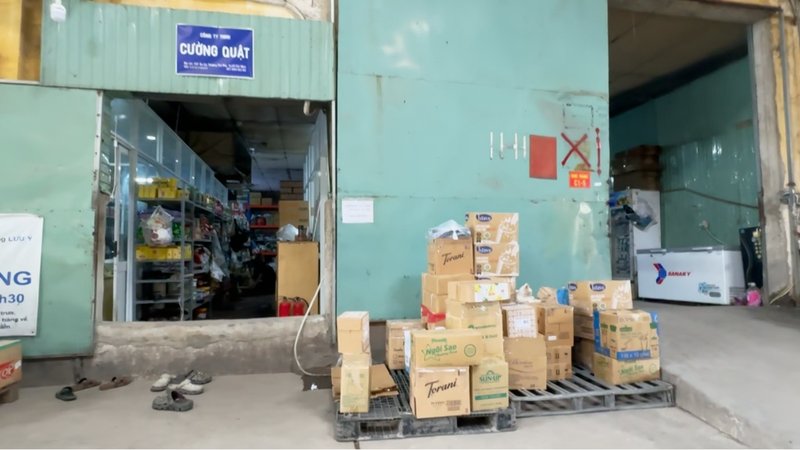 Mặt tiền thực tế Kho 727 Âu Cơ và khu vực tập kết hàng sỉ nguyên thùng